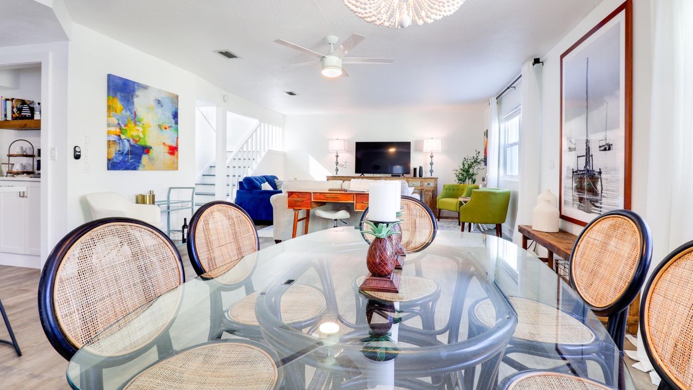 Deja Blue dining room | New Smyrna Stays