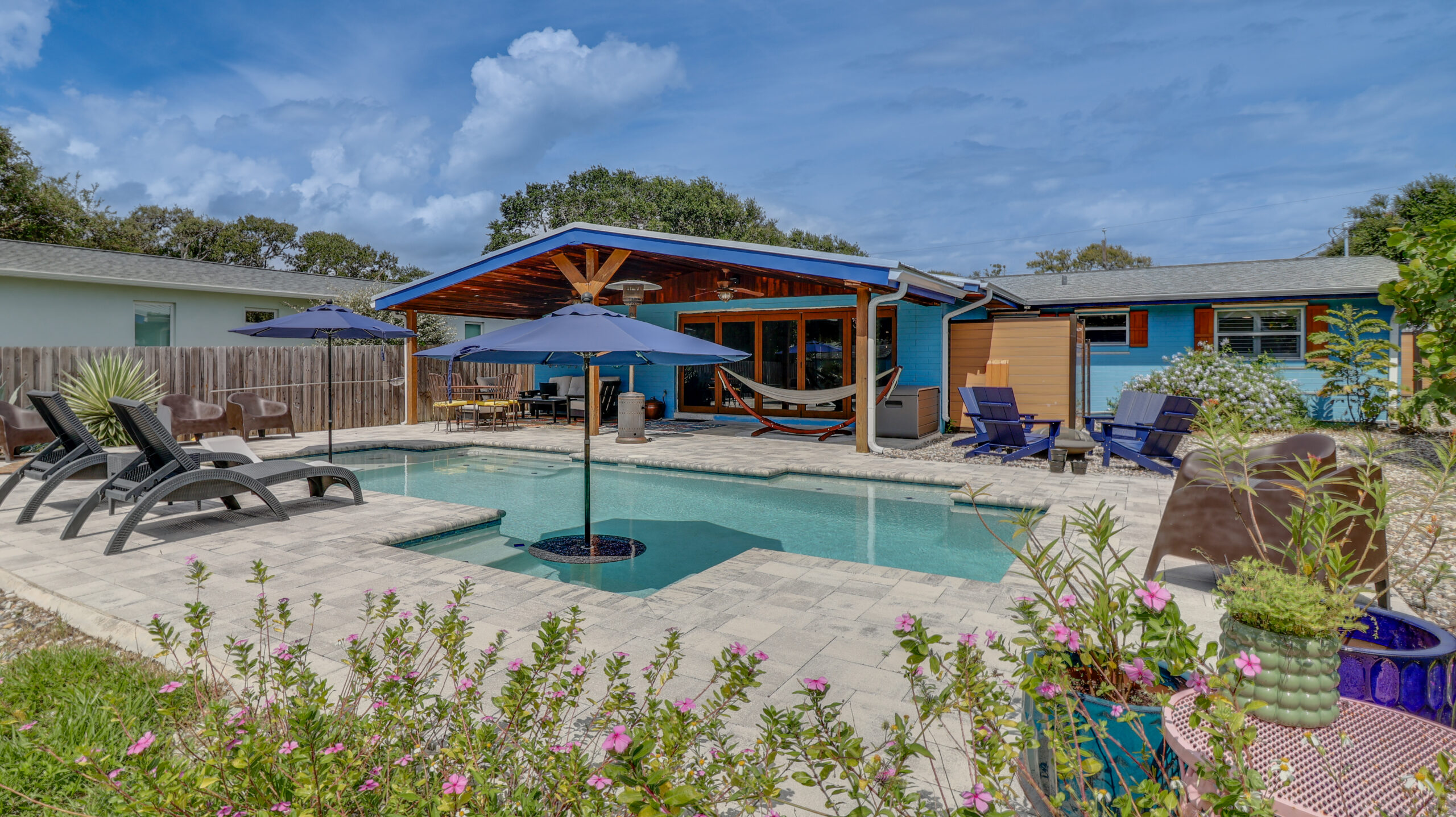 Landscaped backyard, swimming pool and outdoor lounge area at Casa Nova Getaway